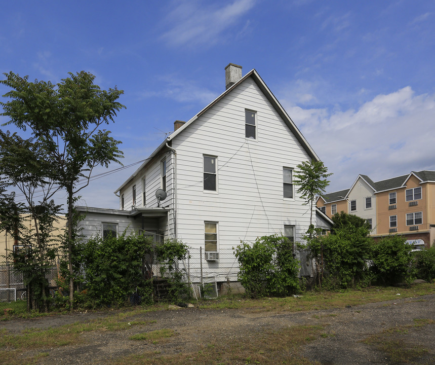 825-827 E Main St in Stamford, CT - Building Photo