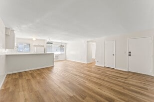 18530 Hatteras St in Los Angeles, CA - Building Photo