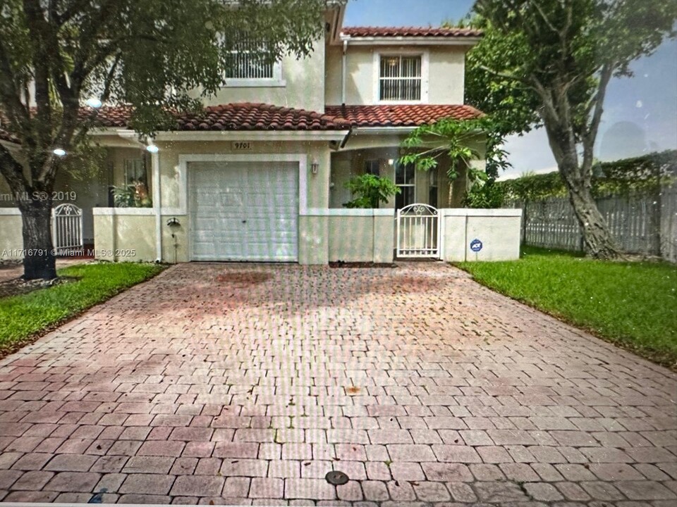 9701 NW 45th Ln in Doral, FL - Building Photo