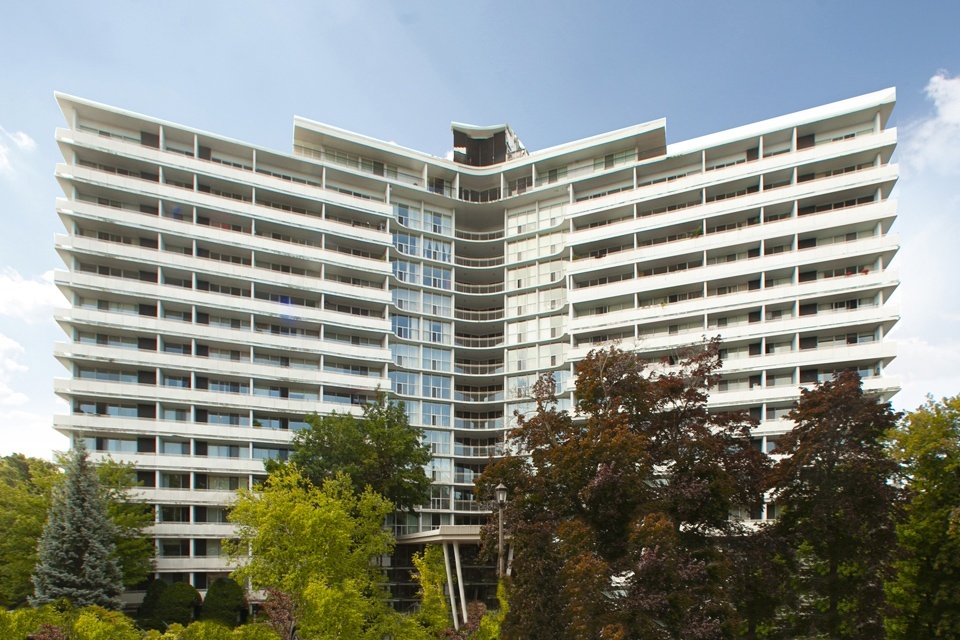 La Salle Towers in Burlington, ON - Building Photo