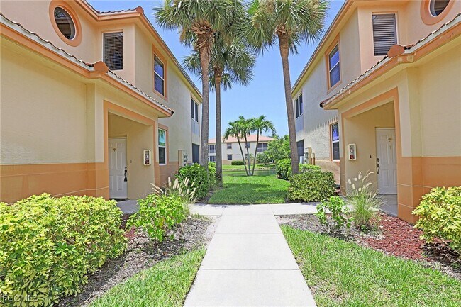 15460 Bellamar Cir in Ft. Myers, FL - Building Photo - Building Photo