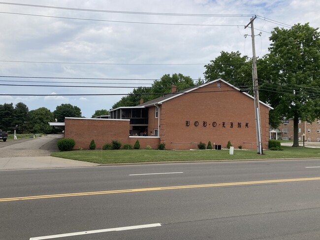 7065 Starcliff Ave NW, Unit #4 in North Canton, OH - Foto de edificio - Building Photo