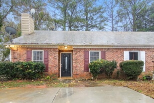 796 Indian Lake Dr in Lilburn, GA - Building Photo