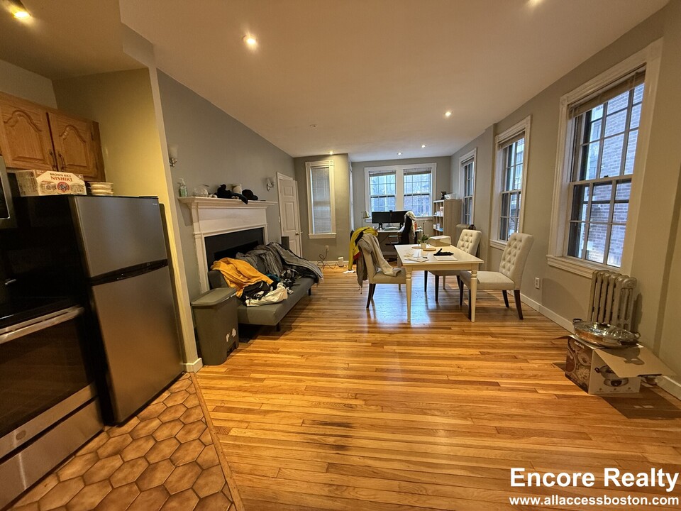 82 Phillips St, Unit #2 in Boston, MA - Building Photo