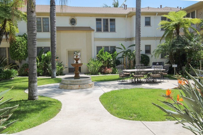 Dickens Court Apartments in Sherman Oaks, CA - Foto de edificio - Building Photo