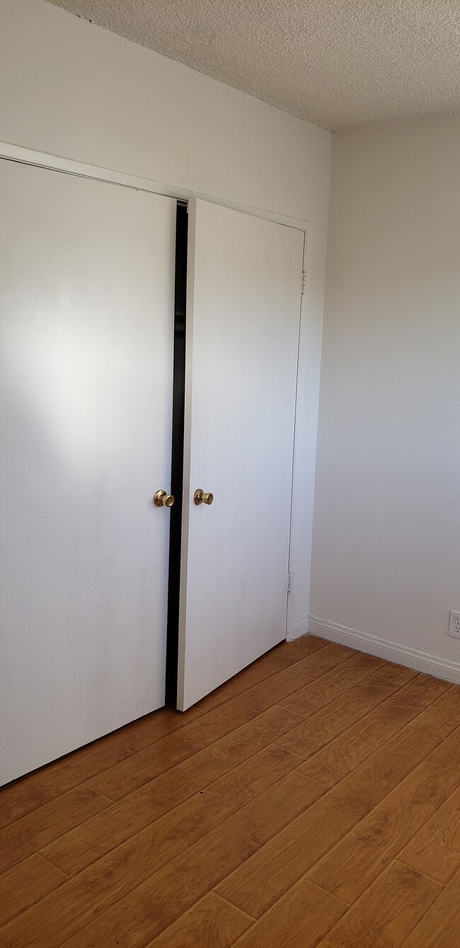 705 S Chevy Chase Dr, Unit 4 in Glendale, CA - Building Photo - Building Photo