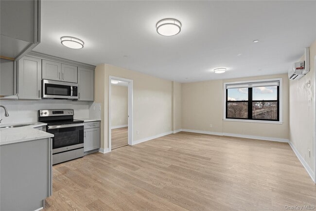 135 Wakefield Ave in Yonkers, NY - Building Photo - Building Photo
