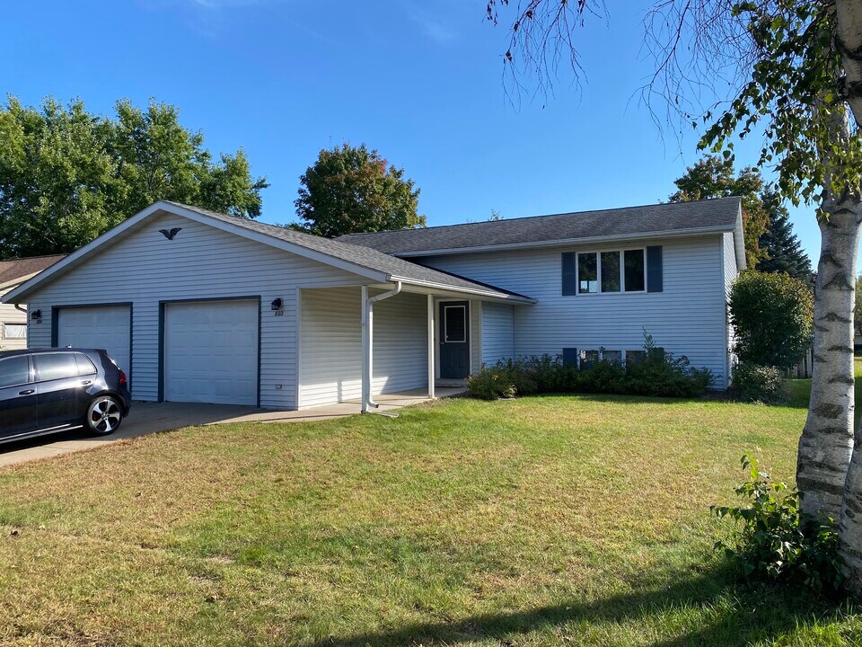 802 Robert Pl in Onalaska, WI - Building Photo