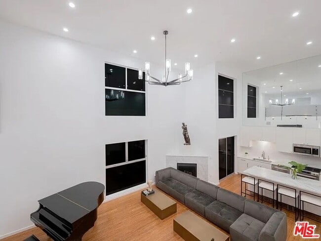 7062 Hawthorn Ave in Los Angeles, CA - Building Photo - Building Photo