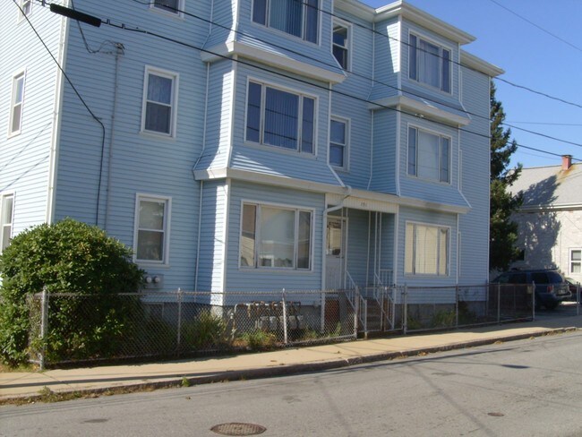 131 Raymond Ave in Fall River, MA - Foto de edificio - Building Photo