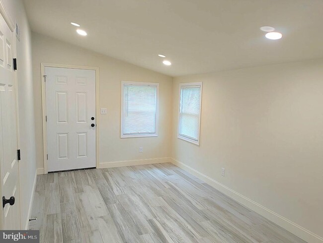 57 Swan Ln in Levittown, PA - Building Photo - Building Photo