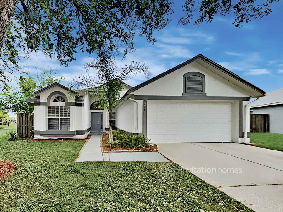 5904 Button Quail Ct in Tampa, FL - Foto de edificio