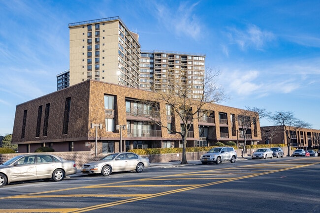 20945 26th Ave in Bayside, NY - Foto de edificio - Building Photo