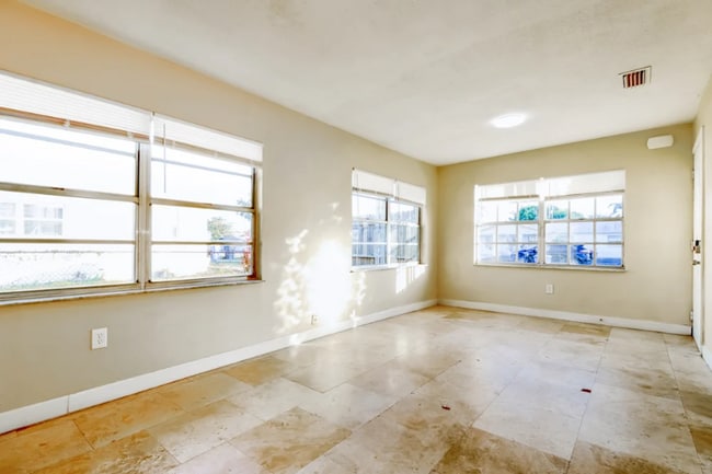 4851 San Pablo Pl in Tampa, FL - Foto de edificio - Building Photo