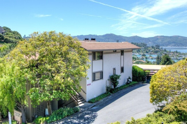 132 Marinero Cir in Tiburon, CA - Foto de edificio - Building Photo