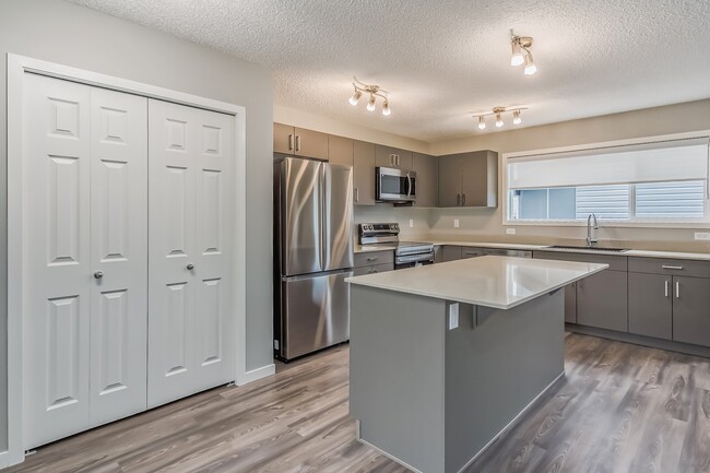 15675-15618 18 Ave SW in Edmonton, AB - Building Photo - Building Photo