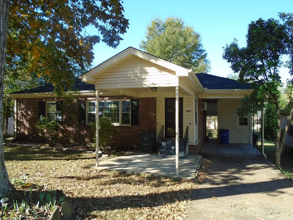 1925 Shade Ave in Florence, AL - Foto de edificio