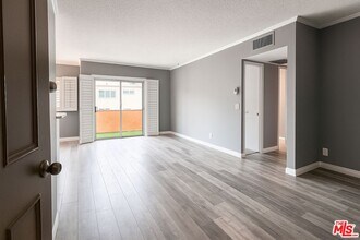 5349 Newcastle Ave in Los Angeles, CA - Building Photo - Building Photo