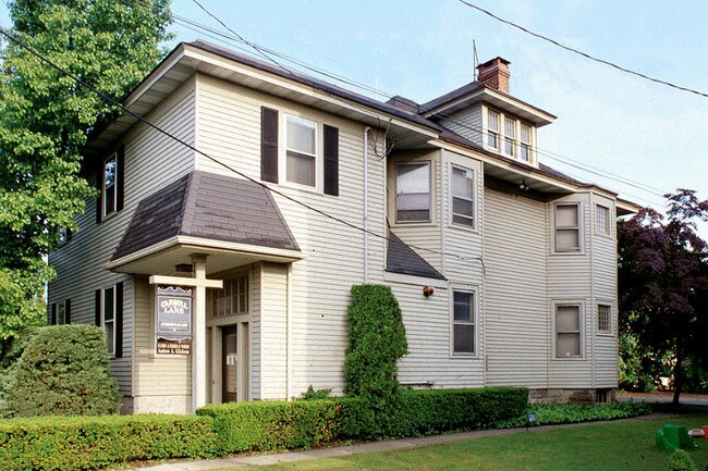 4 Berkeley St in Norwalk, CT - Foto de edificio - Building Photo