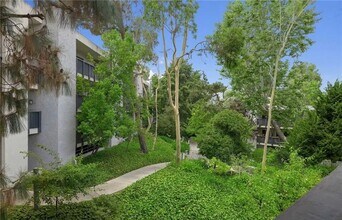 3602 W Estates Ln, Unit 306 in Rolling Hills Estates, CA - Foto de edificio - Building Photo