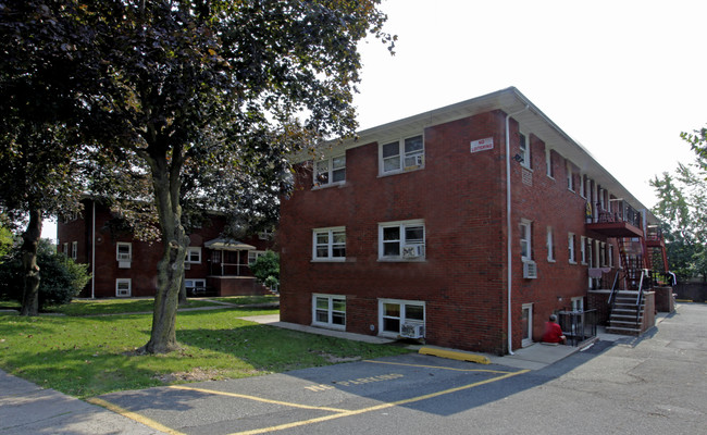 Woodbridge Arms Apartments in Edison, NJ - Building Photo - Building Photo