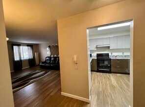 30 Daniels St, Unit 108 in Malden, MA - Foto de edificio - Building Photo