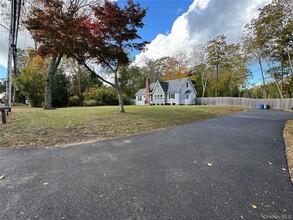 124 Mount Sinai-Coram Rd in Coram, NY - Foto de edificio - Building Photo