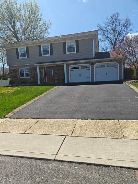 27 Monticello Dr in Howell, NJ - Building Photo