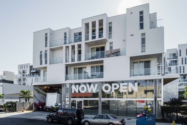 13440-13454 Beach Ave in Marina Del Rey, CA - Foto de edificio - Building Photo