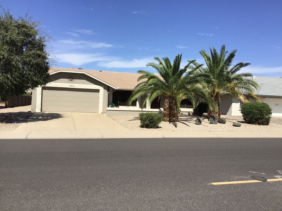 19814 N Stardust Blvd in Sun City West, AZ - Foto de edificio