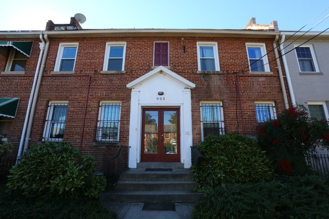 905 Quincy St NE