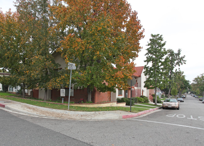 1445 Randall St in Glendale, CA - Foto de edificio - Building Photo