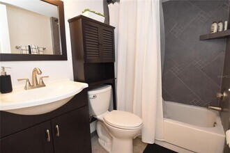 1716 Glenhouse Dr, Unit GL323 in Sarasota, FL - Building Photo - Building Photo