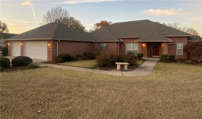 1210 S 55th Pl in Rogers, AR - Foto de edificio - Building Photo