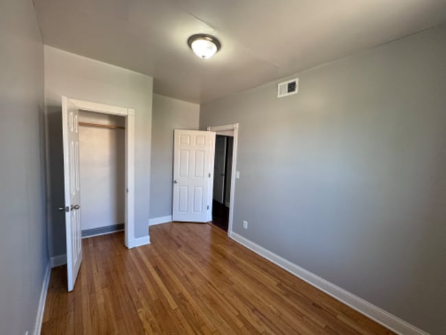 7436 S Colfax Ave in Chicago, IL - Building Photo - Building Photo