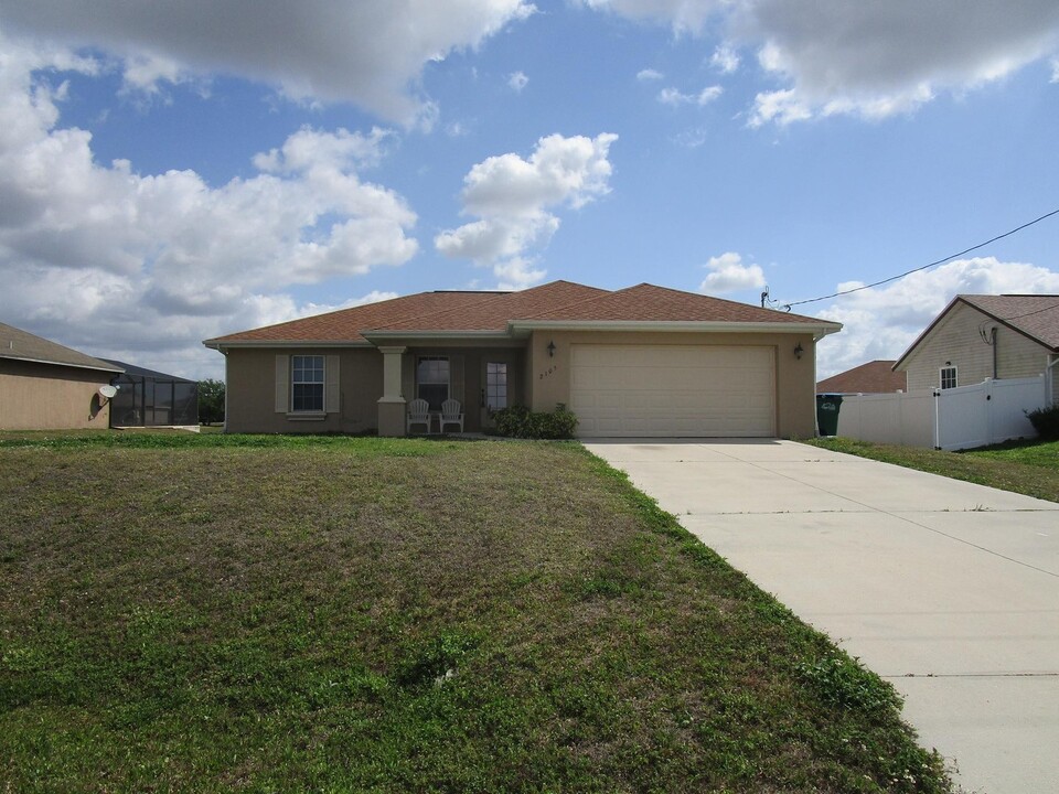 2105 NE 4th Ave in Cape Coral, FL - Building Photo