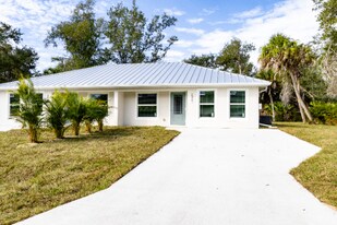 2021 Fraser St in Port Charlotte, FL - Building Photo