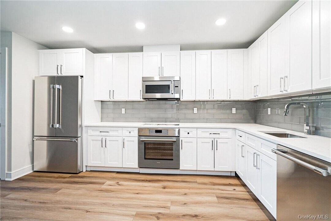 11 Purdy St in Harrison, NY - Building Photo