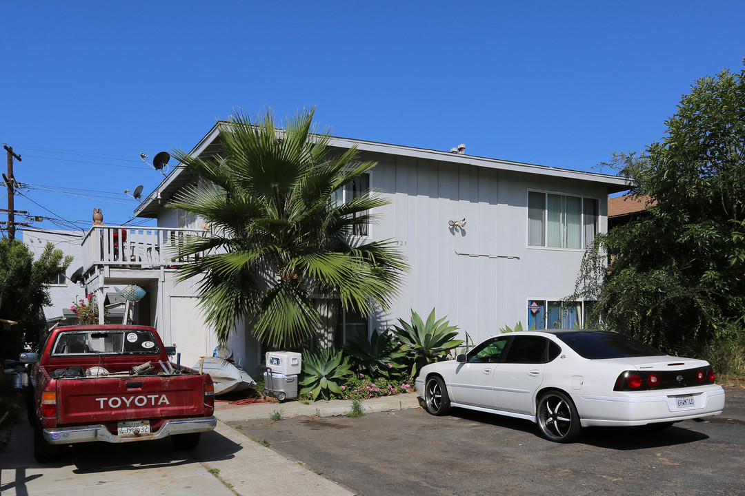 525 S Freeman St in Oceanside, CA - Building Photo