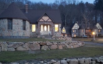 152 Whitehall Ave in Stonington, CT - Building Photo