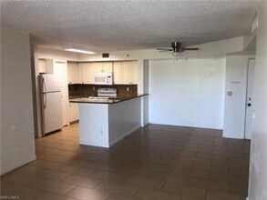 1250 Wildwood Lakes Blvd-Unit -102 in Naples, FL - Building Photo - Building Photo