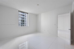 1060 Brickell Ave, Unit 1715 in Miami, FL - Foto de edificio - Building Photo