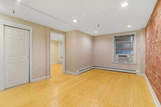 319 Barrow St in Jersey City, NJ - Building Photo - Building Photo