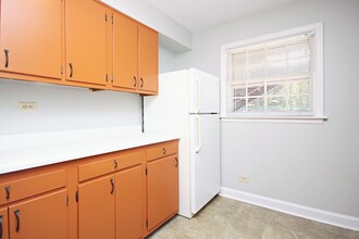 2114 Ivy Rd in Charlottesville, VA - Foto de edificio - Building Photo