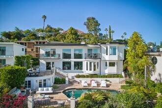 2411 Mount Olympus Dr in Los Angeles, CA - Foto de edificio - Building Photo