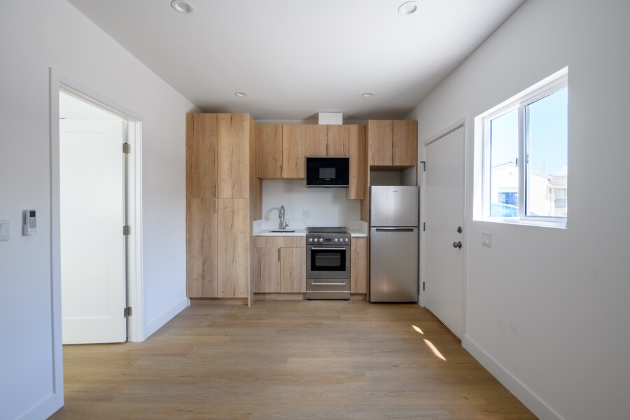 7233 Normandie Ave in Los Angeles, CA - Building Photo