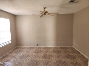 12042 Royal Woods Dr in El Paso, TX - Building Photo - Building Photo