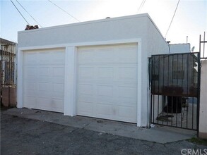 6582 S Van Ness Ave in Los Angeles, CA - Foto de edificio - Building Photo