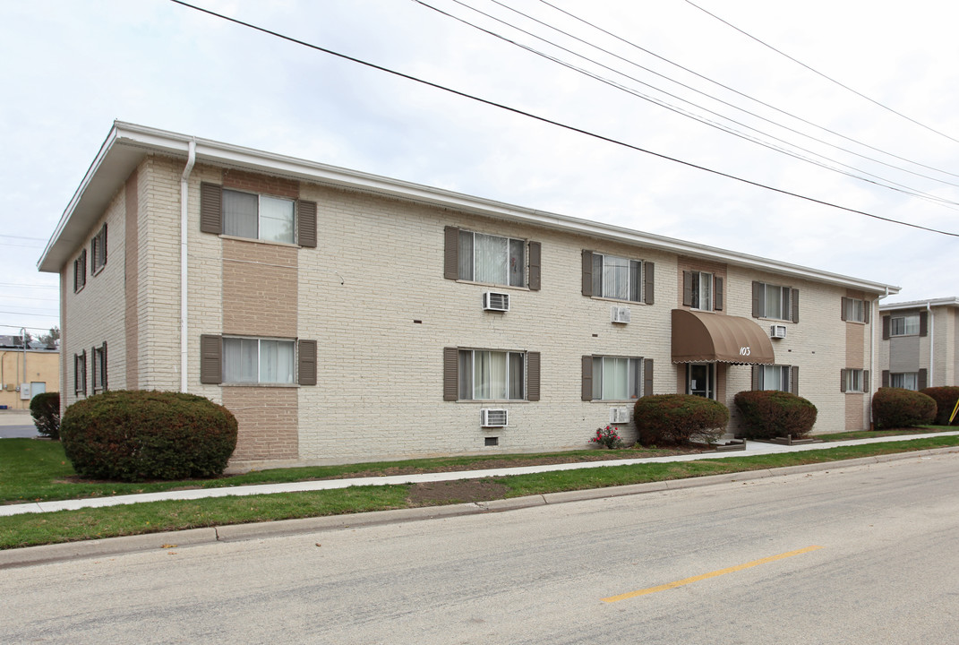 White Oak Apartments in Rochelle, IL - Building Photo