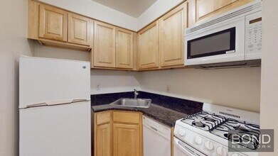 306 W 73rd St in New York, NY - Building Photo - Building Photo